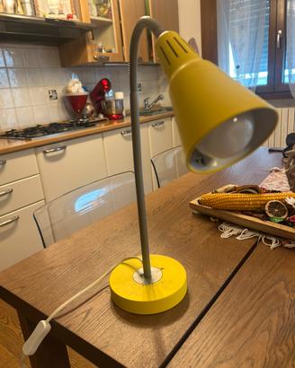 Lampada gialla con spina