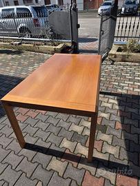 Tavolo in legno piu sedie