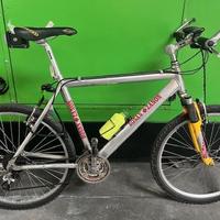 Mountain bike ammortizzata in alluminio