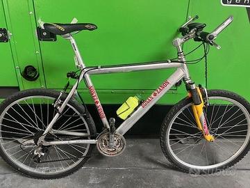 Mountain bike ammortizzata in alluminio