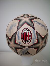 palla da calcio Milan con le firme dei giocatori 