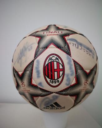 palla da calcio Milan con le firme dei giocatori 