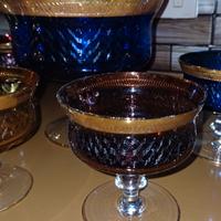 Set di coppe e ciotole in vetro colorato con bordo