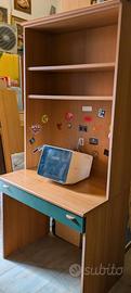 scrivania con libreria