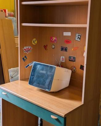 scrivania con libreria