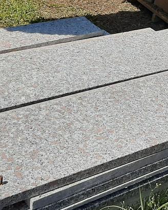 Pavimento e gradini  in granito rosa