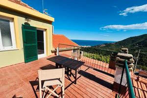 Alassio-Moglio: casa arredata vista mare