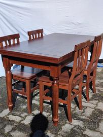 Tavolo e sedie in legno
