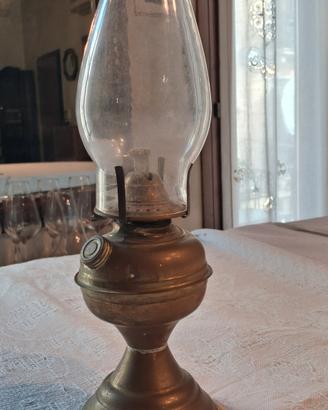Lampada a petrolio da tavolo in ottone fine 800'