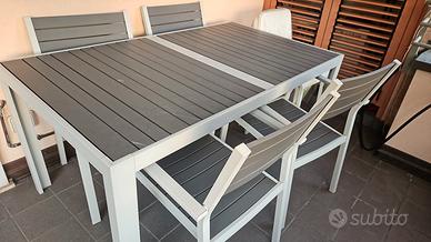 Tavolo completo di n.4 sedie 