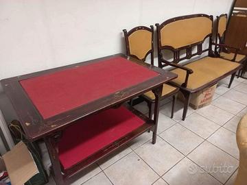 Antiquariato: tavolo da gioco, panca e due sedie