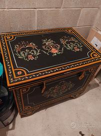 Baule in legno decorato 