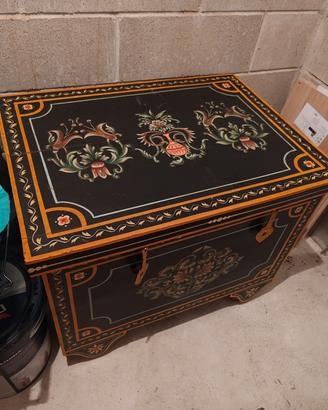 Baule in legno decorato 
