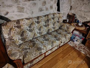 Divano con poltrone.