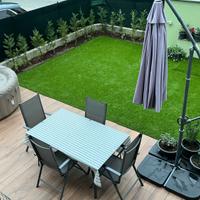 Tavolo, sedie e ombrellone