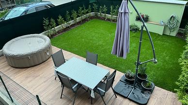 Tavolo, sedie e ombrellone