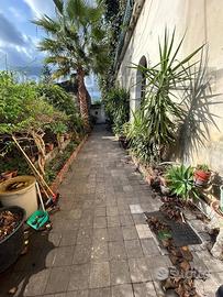 Casa semindipendente con cortile e garage a Giarre