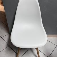 Sedie bianche con gambe in legno