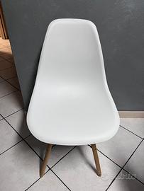 Sedie bianche con gambe in legno