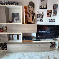 Parete attrezzata più tavolo e 4 sedie 