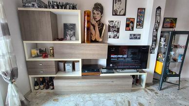 Parete attrezzata più tavolo e 4 sedie 