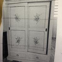 Armadio in legno laccato anticato con decorazioni