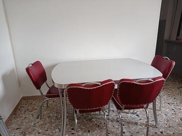 Tavolo e sedie diner americano anni 50