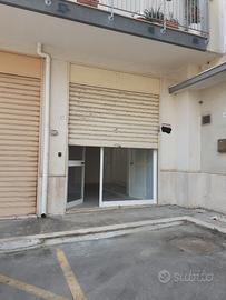 Garage, piano strada, soppalcabile con bagno