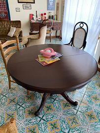 Tavolo rotondo in noce, allungabile