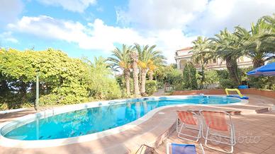 Villa trifamiliare indipendente con piscina