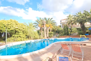 Villa trifamiliare indipendente con piscina