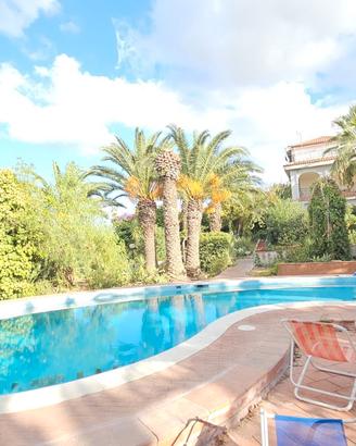 Villa trifamiliare indipendente con piscina