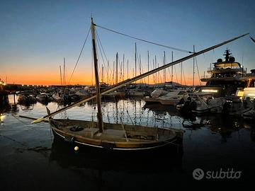 Gozzo in legno armato con vela latina