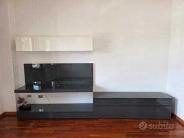 Parete attrezzata zona living con mobile tv