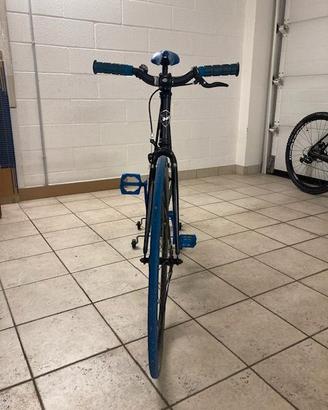 Bicicletta scatto fisso