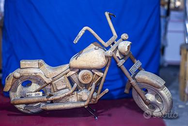 Moto in legno realizzata da artista Codognotto