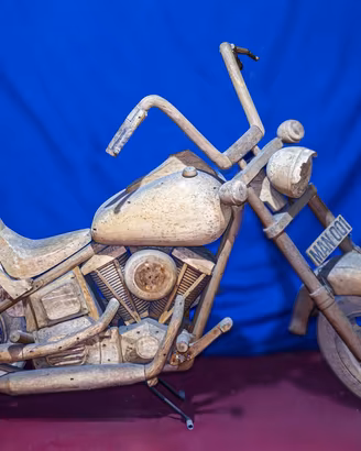 Moto in legno realizzata da artista Codognotto
