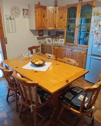 CUCINA IN LEGNO COMPLETA+TAVOLO E SEDIE 