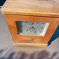 orologio da tavolo, sveglia e salvadanaio