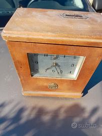 orologio da tavolo, sveglia e salvadanaio