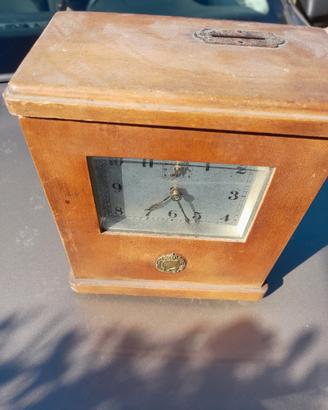 orologio da tavolo, sveglia e salvadanaio