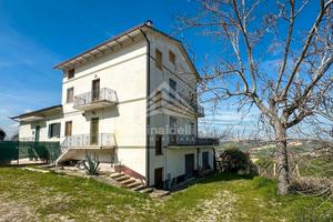 Bi-familiare con corte e garage