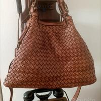 Borsa in pelle intrecciata 