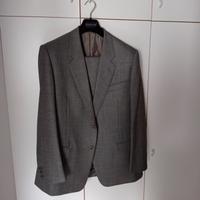 Abito completo grigio.