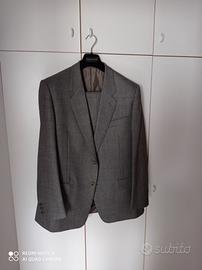 Abito completo grigio.