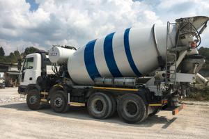 Autocarro ASTRA con betoniera CIFA