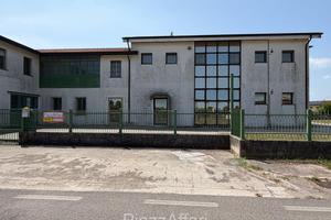 CAPANNONE CON UFFICI E SCOPERTO