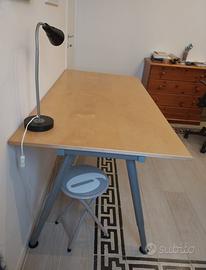 Scrivania e 2 tappeti