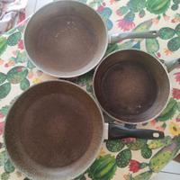 tre padelle usate ancora utilizzabili