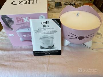 Abbeveratoio dispenser per gatti